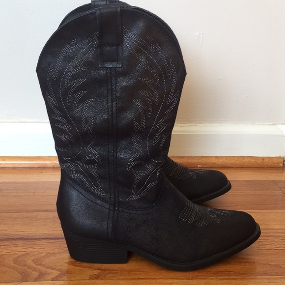 Rampage Shoes - NWOB Rampage boots